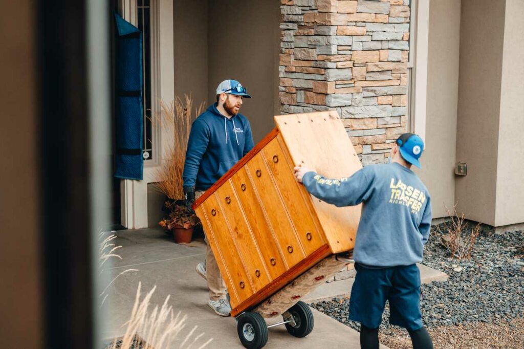 Larsen Transfer staff moving a drawer into the house